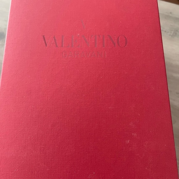 Gorgeous Valentino Garavani red logo flats! - Picture 7 of 7